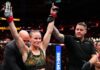 Valentina Shevchenko domina Zhang Weili e mantém cinturão no UFC 322
