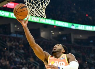 Antetokounmpo se machuca no primeiro tempo, e Bucks não resistem aos Cavs fora de casa