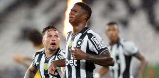 Sensação panamenha brilha, Botafogo vira sobre o Sport e entra no G-5 do Brasileirão