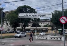 Torcedores do Santos penduram faixa com dica de escalação antes do duelo contra o Mirassol – Portal