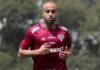 Lucas Moura passa por procedimento no joelho e só deve voltar ao São Paulo em 2026