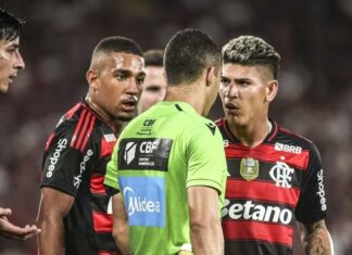 Simon vê pênalti de Thiago Silva em Bruno Henrique em Fluminense x Flamengo: ‘Deu um chute na panturrilha do atacante’