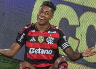 Flamengo ataca VAR por ignorar chute de Thiago Silva em Bruno Henrique: ‘Erro absurdo e quebra de protocolo’