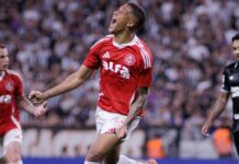 Internacional sofre, mas vence o Ceará e respira para se livrar do rebaixamento no Brasileirão