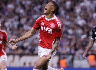 Internacional sofre, mas vence o Ceará e respira para se livrar do rebaixamento no Brasileirão