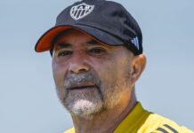 Neto critica SAF e detona Sampaoli após vice do Atlético-MG: ‘Tem ideia o que fizeram com o Hulk?’