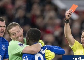Everton brush off bizarre Gueye red card to beat lethargic Manchester United