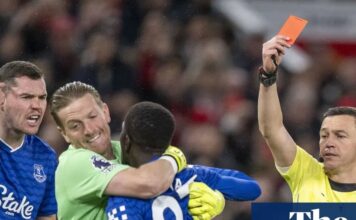 Everton brush off bizarre Gueye red card to beat lethargic Manchester United