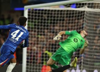 Com golaço de Estêvão e três anulados, Chelsea vence o Barcelona de Yamal na Champions League