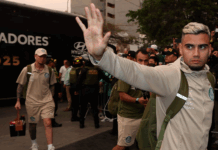 Chegada do Palmeiras a Lima tem muita festa, provocação e Andreas ovacionado: ‘Vai decidir’