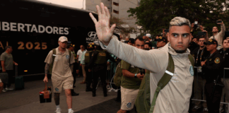 Chegada do Palmeiras a Lima tem muita festa, provocação e Andreas ovacionado: ‘Vai decidir’