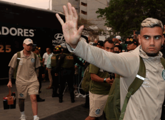 Chegada do Palmeiras a Lima tem muita festa, provocação e Andreas ovacionado: ‘Vai decidir’