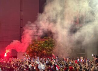 Torcida rubro-negra recebe Flamengo em Lima com festa e expectativa para final