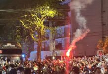 Com sinalizadores e Danilo ‘no meio da galera’, Flamengo chega a Lima com muita festa