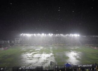 Vasco x Internacional é paralisado por temporal em estreia do novo gramado de São Januário