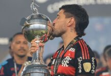 Arrascaeta fala em encerrar carreira no Flamengo e ‘cobra’ renovação de Filipe Luís: ‘Não tem como ir embora’