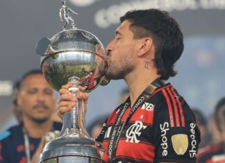 Arrascaeta fala em encerrar carreira no Flamengo e ‘cobra’ renovação de Filipe Luís: ‘Não tem como ir embora’