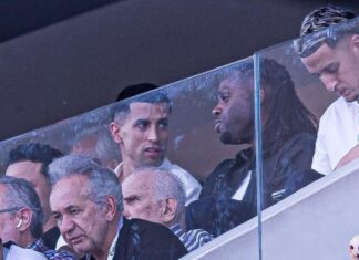 Cancelo, João Félix e Renan Lodi acompanham Wesley em jogo do Corinthians e ganham camisas: ‘Até breve’