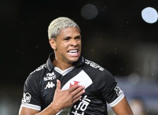 Barros teve noite de redenção e provocações contra Ramón Díaz, que o afastou