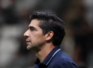 Abel diz por que beijou medalha de vice da Libertadores e dispara sobre títulos com o Palmeiras: ‘Os que ganhei não têm asteriscos’