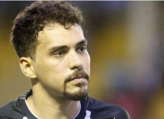 Meia treinado por Luís Castro no Botafogo fica livre no mercado e pode interessar ao Grêmio