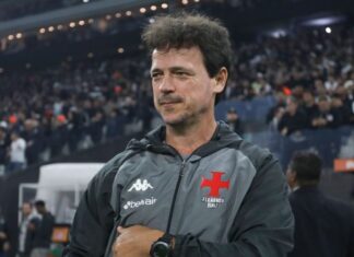 Diniz coloca erros do Vasco na conta do gramado de estádio do Corinthians: ‘Parecido com o que acontece na grama sintética’