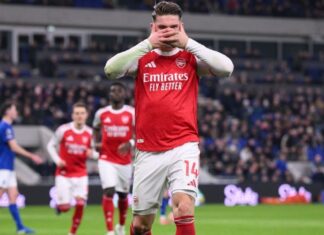 Arsenal faz dever de casa, vence Everton e retoma liderança da Premier League