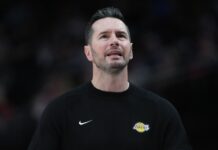 Técnico dos Lakers detona time e promete reunião ‘desconfortável’ com LeBron, Doncic e cia.