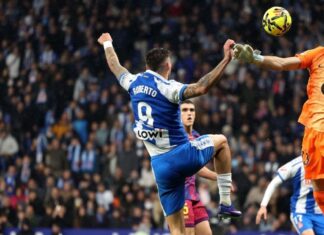 Goleiro supera ‘clima hostil’ e fecha gol, Barcelona vence Espanyol em clássico com ‘pinturas’ e dispara em LALIGA