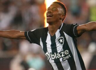 Santos avalia entrar na disputa com clube chinês por Jeffinho, do Botafogo