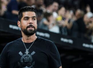 Antonio Oliveira cobra dívida de R$ 500 mil do Corinthians na Justiça