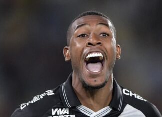 Time da Premier League entra na briga por Rayan e está disposto a pagar quase R$ 220 milhões por atacante do Vasco