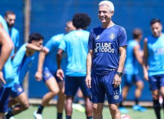 Grêmio negocia com meio-campista da Premier League e deve facilitar saída de Edenílson