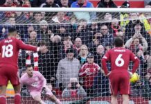 Liverpool ‘amassa’ o vice-lanterna Burnley, mas fica no empate com pênalti perdido e baixa eficácia