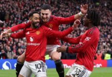United atropela City em dérbi com três gols anulados, vence na estreia de interino e complica rival na Premier League
