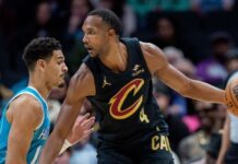 Com defesa forte e arrancada no início, Cavs batem os Hornets fora de casa