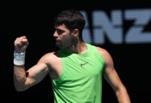 Alcaraz dá show, levanta a torcida, derrota Moutet e avança no Australian Open