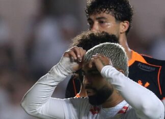 Gabigol marca no fim com falha de Hugo Souza, e Santos busca o empate com o Corinthians