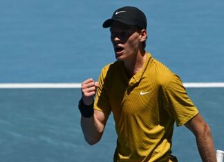 Sinner supera calor intenso, elimina algoz de João Fonseca e avança no Australian Open