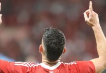 Internacional marca três gols em oito minutos e vira sobre o Grêmio no Gaúcho