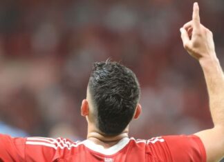 Internacional marca três gols em oito minutos e vira sobre o Grêmio no Gaúcho