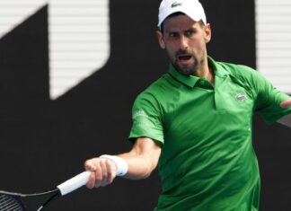 Djokovic sofre, mas conta com desistência de Musetti e vai às semifinais do Australian Open