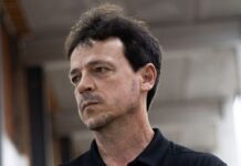 Diniz minimiza bronca em Nuno Moreira e diz que é mais amoroso do que imaginam com elenco do Vasco: ‘Não adianta criar tumulto’