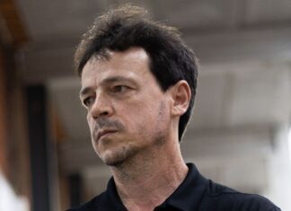 Diniz minimiza bronca em Nuno Moreira e diz que é mais amoroso do que imaginam com elenco do Vasco: ‘Não adianta criar tumulto’