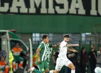 Santista que imitou avião para torcida da Chapecoense é intimado e pode ser banido por até 3 anos dos estádios