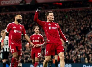Liverpool vira contra o Newcastle, goleia e quebra jejum de cinco jogos na Premier League