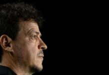 Diniz cita melhora de ‘todos os jogadores’ do Vasco e faz forte desabafo por críticas à bronca: ‘Trato como filho’