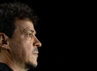 Diniz cita melhora de ‘todos os jogadores’ do Vasco e faz forte desabafo por críticas à bronca: ‘Trato como filho’