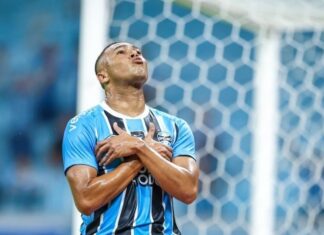 Carlos Vinícius marca 3 gols, se torna protagonista e Grêmio vira pra cima do Botafogo