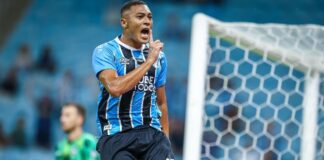 Grêmio vira sobre o Botafogo com direito a hat-trick de Carlos Vinicius e vence a primeira no Brasileirão